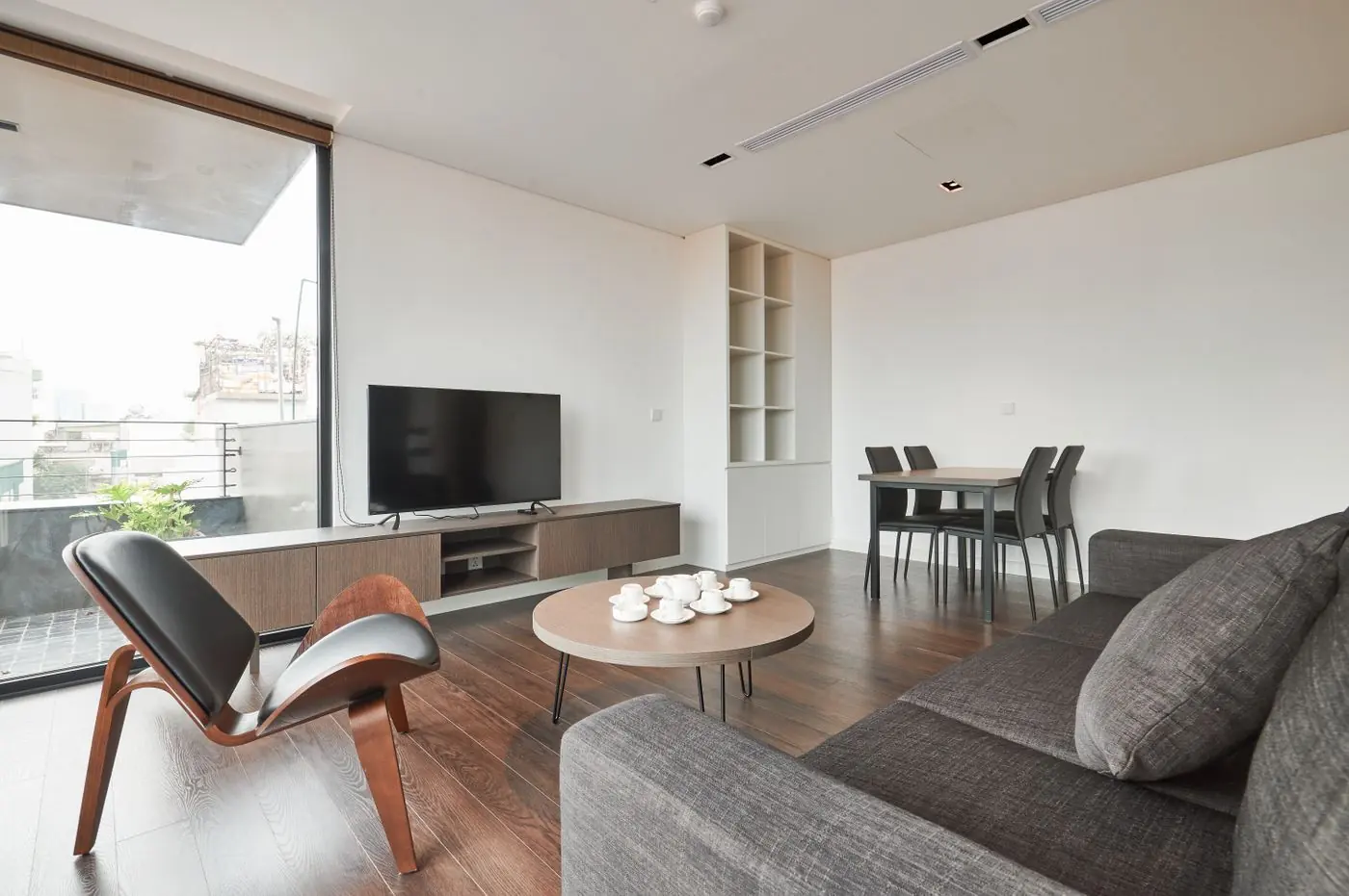 Moderne woonkamer met houten vloer en lichte wanden